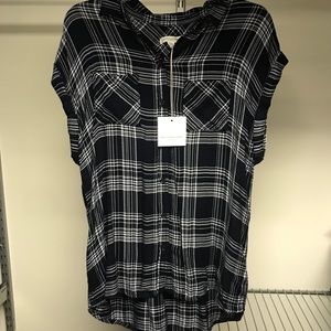🔥 NWT 🔥Navy & White Plaid Short Sleeve Blouse